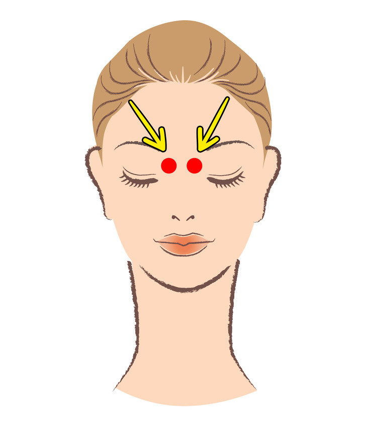 Xoa bóp huyệt toàn trúc nằm đối xứng dưới chân lông mày ở phía trong. Massage khu vực này cũng làm giảm chảy nước mũi và giảm đau đầu. Massage khoảng một phút bằng cách ấn hoặc xoa theo vòng tròn.