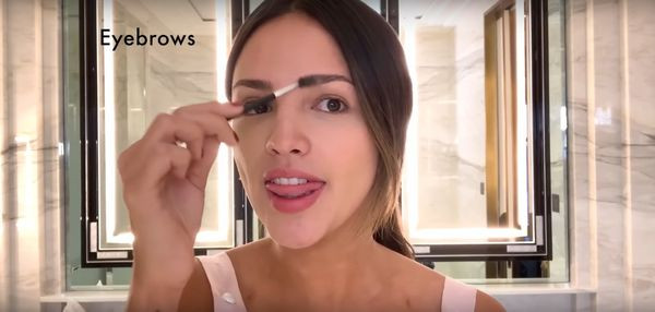 Cô nàng thích lông mày dày và rậm nên đây là bước tốn khá nhiều công sức. Đầu tiên Eiza dùng chì kẻ lông màu để định hình, sau đó cô dùng gel chải lông mày ngược lên. Cuối cùng cô còn dùng cọ đầu nhỏ để chải lại xung quanh lông mày thêm lần nữa.