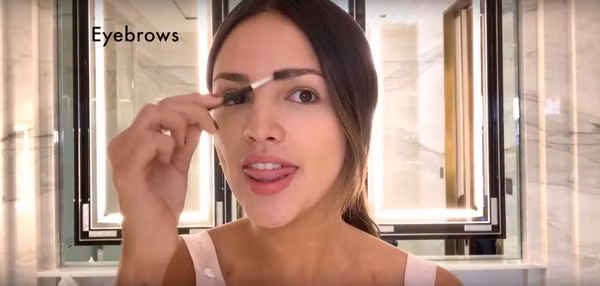 Cô nàng thích lông mày dày và rậm nên đây là bước tốn khá nhiều công sức. Đầu tiên Eiza dùng chì kẻ lông màu để định hình, sau đó cô dùng gel chải lông mày ngược lên. Cuối cùng cô còn dùng cọ đầu nhỏ để chải lại xung quanh lông mày thêm lần nữa.