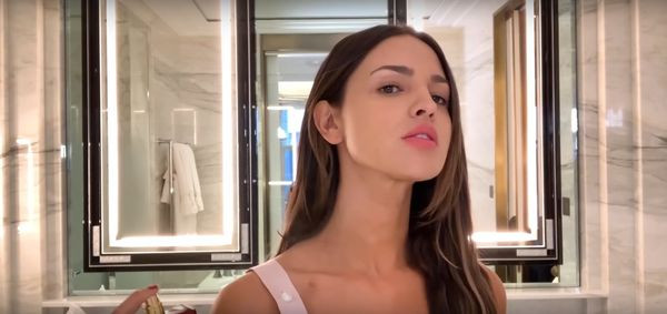 Nữ diễn viên còn tự hào nói về làn da của mình: “Tôi là người Latin nên da của tôi có tông màu trung tính. Trán tôi có màu hồng, cằm lại có màu vàng, mặt tôi không sao nhưng cơ thể lại bị rám nắng. Tôi chỉ cần đánh khối một chút ở 2 bên gò má là gương mặt đã sắc nét hơn nhiều rồi”.