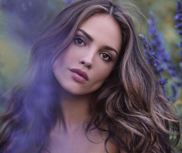 Để có vẻ đẹp như hiện tại, Eiza phải vùi mình trong phòng gym gần như mỗi ngày. Cô có huấn luyện viên riêng. Huấn luyện viên gò cô vào bài tập nặng giúp đốt calories cao như các bài leo núi.