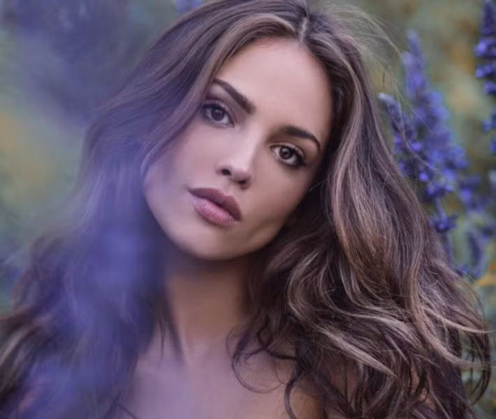 Để có vẻ đẹp như hiện tại, Eiza phải vùi mình trong phòng gym gần như mỗi ngày. Cô có huấn luyện viên riêng. Huấn luyện viên gò cô vào bài tập nặng giúp đốt calories cao như các bài leo núi.