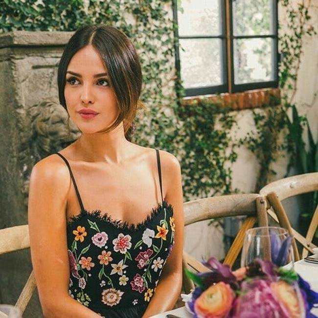 Cô tiết lộ bí quyết làm đẹp là nhờ uống sinh tố có màu xanh mỗi ngày, giúp cải thiện thị giác và làn da.