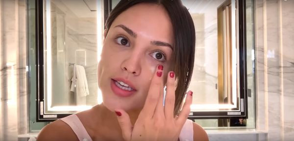 Đôi mắt thâm quầng do thức khuya là kẻ thù của mọi cô gái. Khi tán kem che khuyết điểm dưới mắt, Eiza thường dùng ngón tay. Giải thích lý do vì sao cô không thích dùng cọ trang điểm, người đẹp vui vẻ: “Tôi tin là vẽ tranh bằng tay sẽ đẹp hơn. Tâm hồn tôi vẫn như một đứa trẻ học mẫu giáo vậy”.