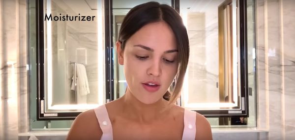 Eiza dùng kem dưỡng ẩm có thành phần axit hyaluronic và SPF giúp da giữ nước và chống nắng. Bạn nên dùng máy mát xa để kem thấm sâu vào da hơn. Mỗi lần đắp mặt nạ da của bạn sẽ hấp thu được một lượng dưỡng chất lớn gấp nhiều lần so với kem dưỡng thông thường, vậy nên bạn cần đắp 2-3 lần một tuần. Các loại mặt nạ tinh chất nước rất lành tính, bạn có thể dùng trong mọi điều kiện khí hậu.