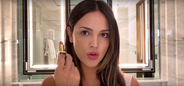 Trước khi đánh son môi, Eiza đánh son dưỡng ẩm rất nhiều lớp. Sau đó cô dùng kem che khuyết điểm để làm dịu màu môi. Màu son Eiza hay dùng là hồng đào. Đây là tông màu tự nhiên, giúp cô nàng thoải mái dạo phố, đến trường quay, đi mua sắm mà không ngại bị các fan chê “lố”. 