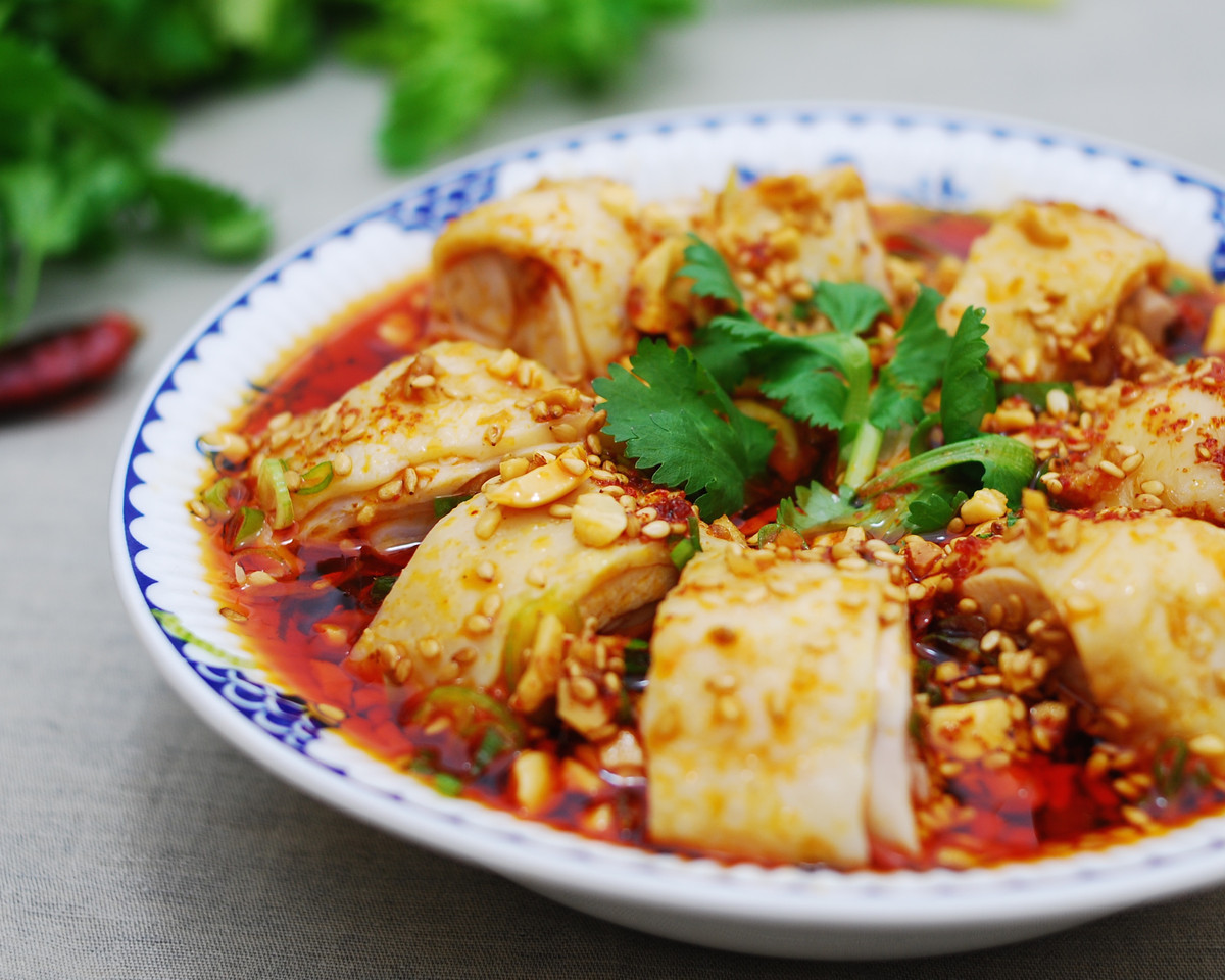 Ngoài ra, do món này siêu cay nên khi cho vào miệng thì vị cay của ớt cũng khiến tuyến nước bọt trong miệng người ăn tiết ra nhiều hơn bình thường. Do đó, tên gọi này tuy không được “thuận tai” cho lắm nhưng lại phản ánh rất chính xác đặc trưng của món ăn này.