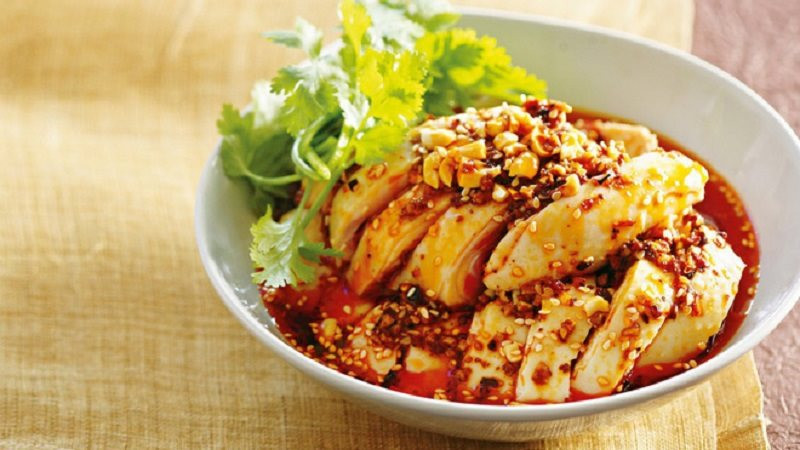 Một yếu tố cực kỳ quan trọng của món ăn này đó chính là dầu ớt Tứ Xuyên. Tứ Xuyên vốn dĩ là nơi nổi tiếng ăn cay và khi nhìn thấy dầu ớt này thì bạn sẽ cảm nhận được ngay mức độ ăn cay của người dân nơi đây.