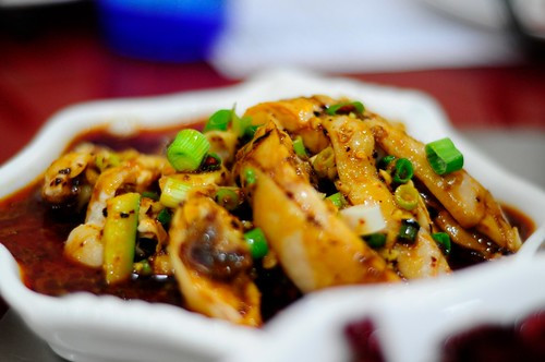 Món gà chảy nước miếng có cách làm vô cùng đơn giản. Gà là phải sử dụng gà nguyên con, tuy nhiên nếu bạn thích ăn mỗi ức gà thì sử dụng ức gà không cũng được. 