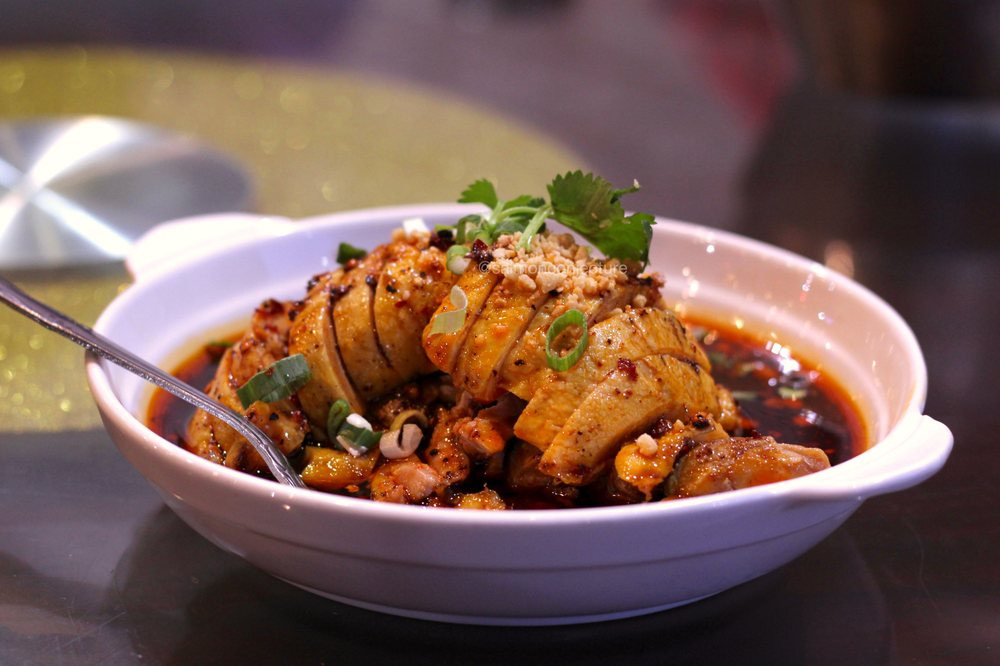 Thịt gà chín vàng ươm lại được điểm thêm màu đỏ tươi của dầu ớt cay “bốc hỏa” Tứ Xuyên đã khiến cho con gà chảy nước miếng này trở nên hấp dẫn vô cùng. Đặc biệt, khả năng kích thích vị giác của món này là cực cao. Ngoài ra, để món ăn thêm hấp dẫn thì người ta còn cho thêm lạc rang, vừng trắng, hành ngò lên trên món gà vừa tạo cảm giác bắt mắt, vừa giúp tăng độ ngon hơn hẳn. Ảnh: Internet.