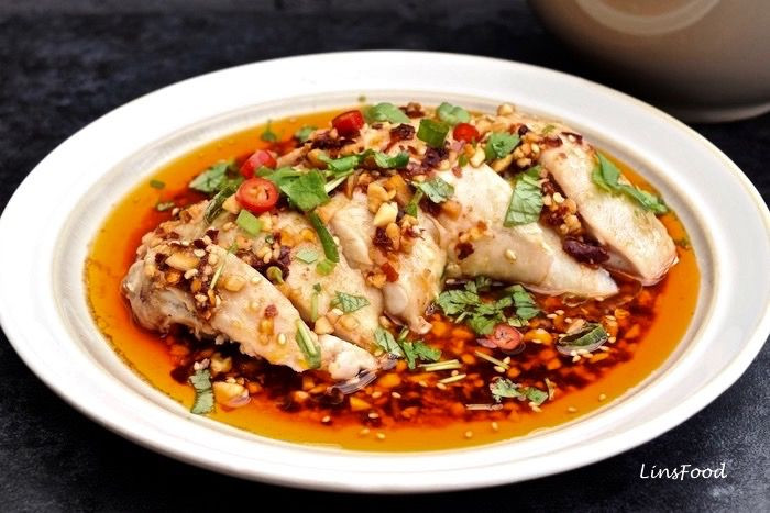 Sau khi gà đã chín sẽ được vớt ra và cho ngay vào nước đá, lật gà liên tục nhiều lần trong nước đá cho đến khi thịt gà nguội hẳn. Cách làm này có công dụng giúp thịt gà săn lại, không bị bở mà ngược lại sẽ dai và ngon hơn.