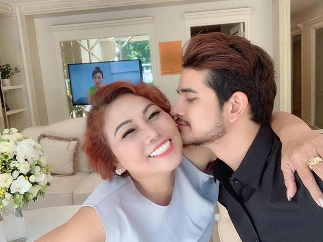 Siu Black mới đây tiết lộ đã giảm từ 72kg xuống còn 52kg, khoe thân hình thon gọn bất ngờ. Diện mạo mới của cô vô cùng ấn tượng với vóc dáng thon gọn, làn da nhiều nếp nhăn lão hóa ngăm đen được thay bằng làn da trắng nõn, căng bóng như gái đôi mươi.