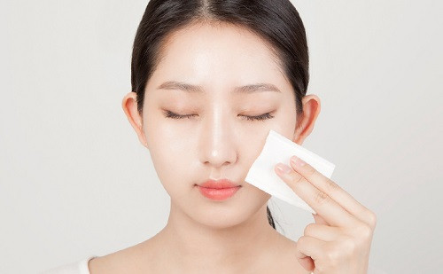 Dùng giấy thấm dầu: Dặm phấn liên tục để hút dầu thừa là sai lầm nhiều người thường mắc phải. Cách làm này khiến lớp trang điểm đóng dày thành lớp trên mặt. Phương pháp hiệu quả nhất trong tình huống này là sử dụng giấy thấm dầu trước khi dặm lại phấn. 