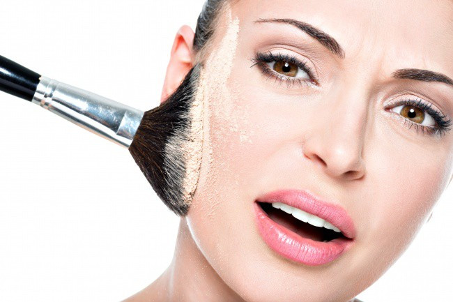 Sau khi đã tán xong kem nền, đừng quên phủ lên da một lớp phấn có khả năng hút dầu, chống thấm nước để cố định lớp nền đó.