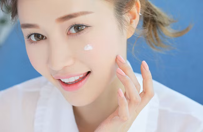 Nếu làn da thiếu ẩm, lớp trang điểm bạn sử dụng không thể bám tốt trên da. Da sẽ hút hết độ ẩm trong sản phẩm, khiến lớp kem nền có hiện tượng đóng vảy.