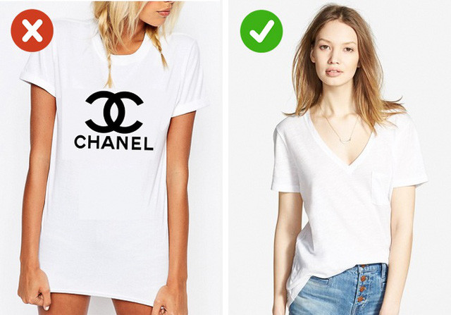 Thương hiệu trên trang phục: Rất ít người giàu có mặc những chiếc áo hàng hiệu với logo to đùng ở giữa ngực. Không những nó khiến chiếc áo này giống với hàng nhái mà nó cũng chẳng đẹp cho lắm. Thay vào đó, nếu không có tiền mua đồ hiệu, hãy chọn những chiếc áo có thiết kế đơn giản, không có thương hiệu in trên áo. Bằng cách này bạn vẫn tạo được cá tính riêng nhưng vẫn mang dáng vẻ sang trọng.