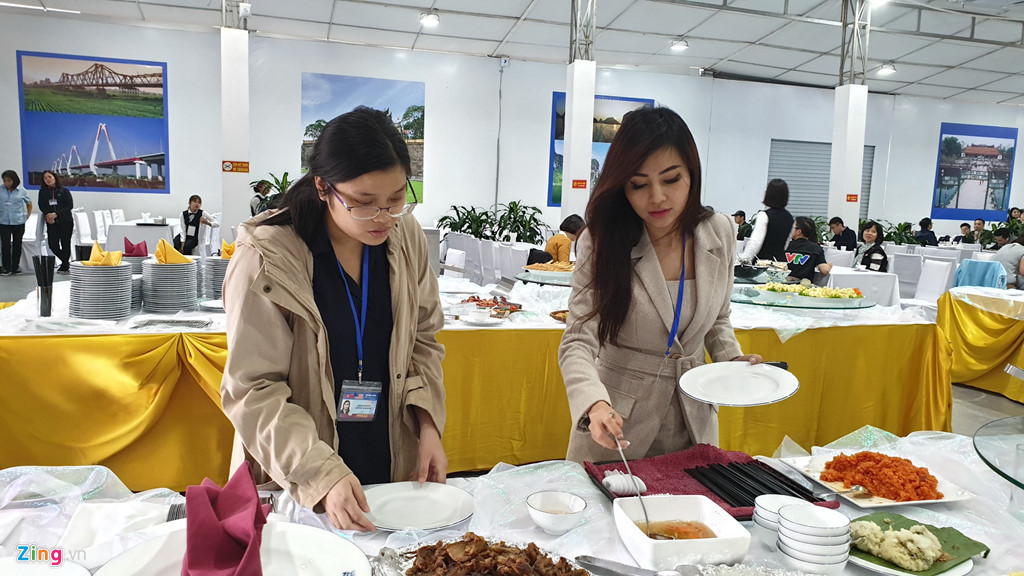 Các món ăn được phục vụ theo hình thức buffet. Do đó, các phóng viên có thể lựa chọn những món phù hợp với khẩu vị của bản thân. Ảnh: Zing.