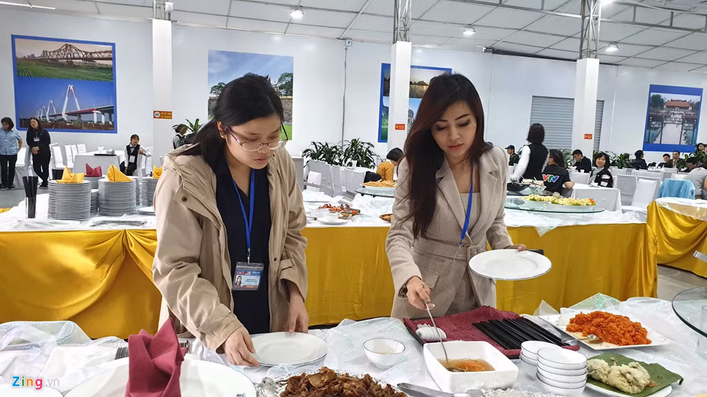 Các món ăn được phục vụ theo hình thức buffet. Do đó, các phóng viên có thể lựa chọn những món phù hợp với khẩu vị của bản thân. Ảnh: Zing.
