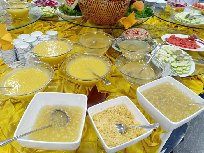 Bên cạnh các món ăn chính, các phóng viên còn có thể lựa chọn món tráng miệng là chè, hoa quả. Ảnh: Người đưa tin.