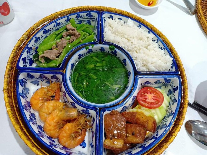 Khay cơm được chuẩn bị sẵn dành cho những người quá bận rộn. Ảnh: Người đưa tin.