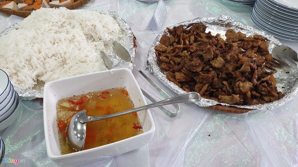 Nhiều phóng viên tỏ vẻ ấn tượng với thực đơn đậm chất Việt Nam. Ảnh: Zing.