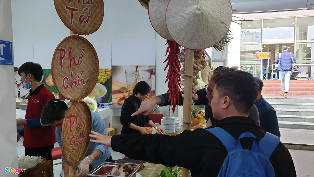 Nhà ăn tại Trung tâm báo chí phục vụ hơn 3.000 phóng viên trong suốt quá trình diễn ra hội nghị thượng đỉnh Mỹ - Triều từ ngày 25/2 đến ngày 1/3. Tại khu ẩm thực Hà Nội, các nghệ nhân giới thiệu món ăn Việt Nam cho các phóng viên nước ngoài. Ảnh: Zing.