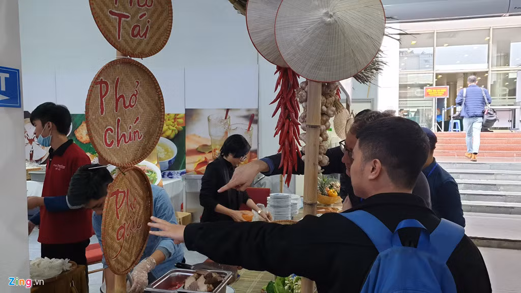 Nhà ăn tại Trung tâm báo chí phục vụ hơn 3.000 phóng viên trong suốt quá trình diễn ra hội nghị thượng đỉnh Mỹ - Triều từ ngày 25/2 đến ngày 1/3. Tại khu ẩm thực Hà Nội, các nghệ nhân giới thiệu món ăn Việt Nam cho các phóng viên nước ngoài. Ảnh: Zing.