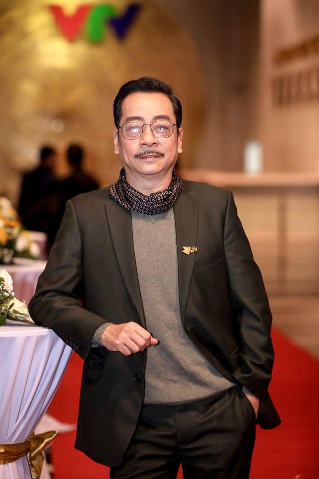 Nghệ sĩ diện áo thun và khoác vest nam tính với khăn quàng cổ cá tính. Ảnh: FBNV.