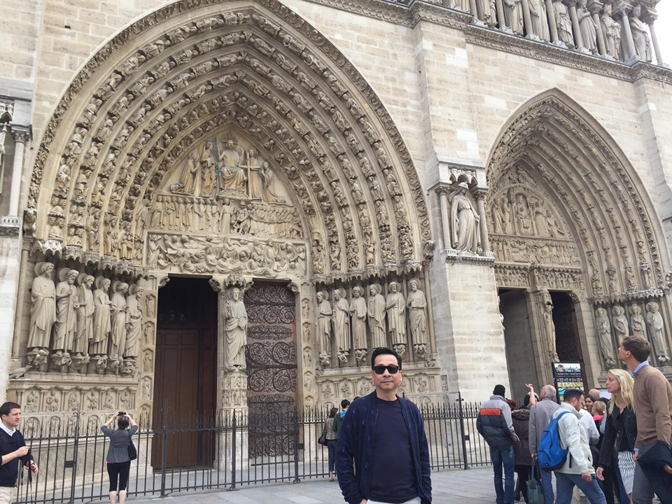 Nam nghệ sĩ ăn mặc giản dị và đeo kính râm rất ngầu khi đi du lịch nước ngoài.