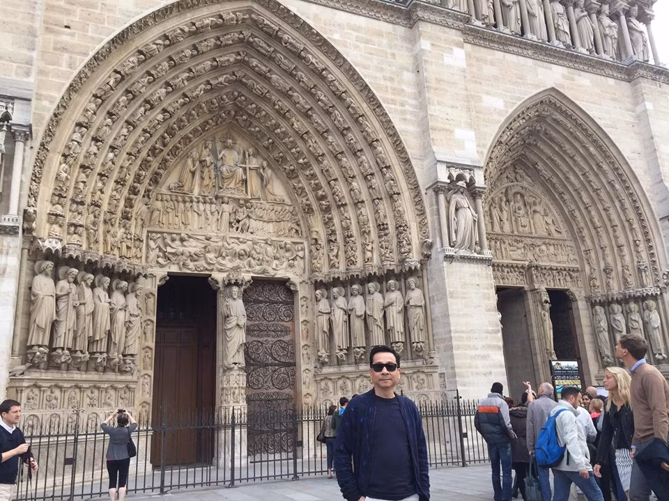 Nam nghệ sĩ ăn mặc giản dị và đeo kính râm rất ngầu khi đi du lịch nước ngoài.