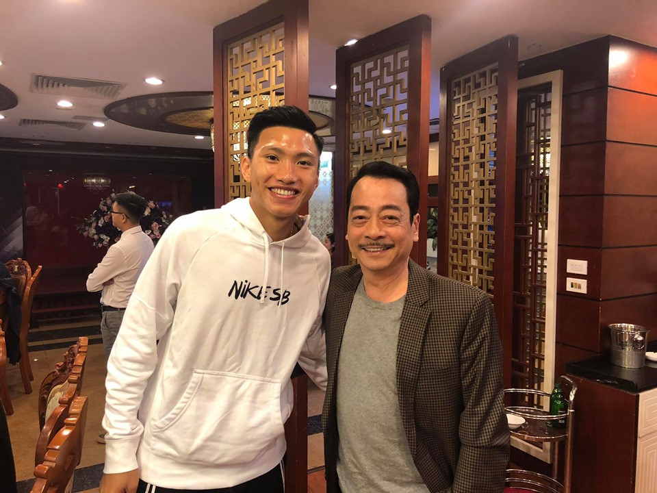 Nghệ sĩ Hoàng Dũng mặc áo thun và khoác vest vừa trẻ trung vừa lịch lãm.