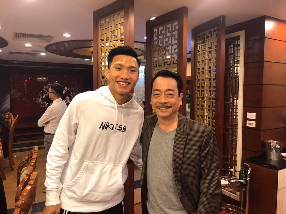 Nghệ sĩ Hoàng Dũng mặc áo thun và khoác vest vừa trẻ trung vừa lịch lãm.