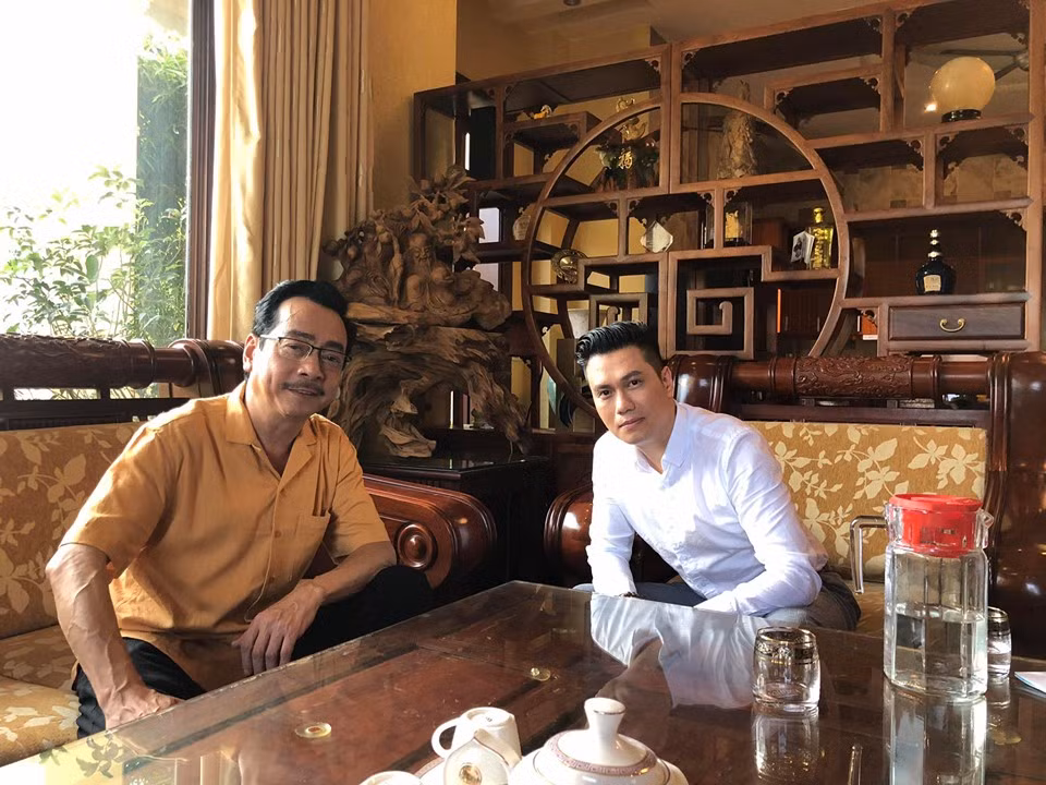 Bộ sưu tập áo sơ mi của ông khá đa dạng về màu sắc.