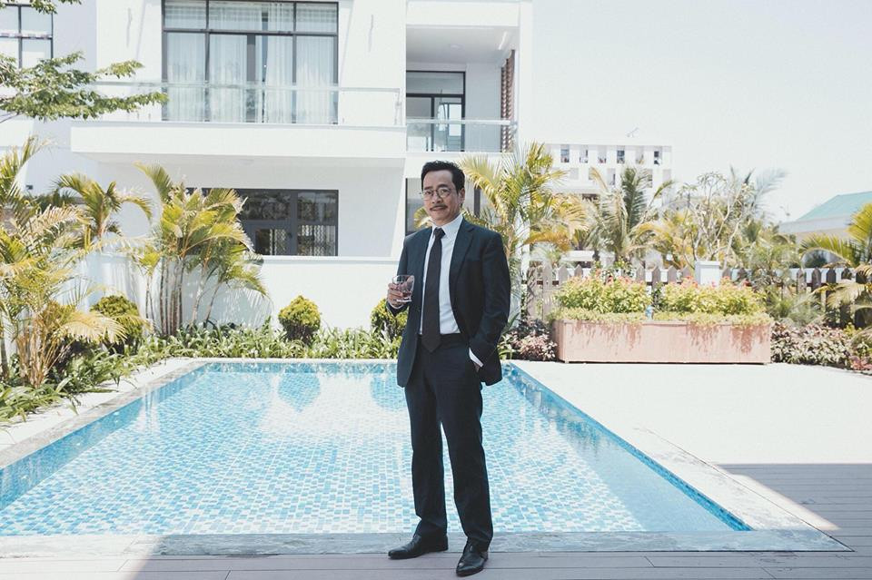 "Bố Luật" trong Về nhà đi con thường xuyên mặc vest bảnh bao, chỉnh chu.