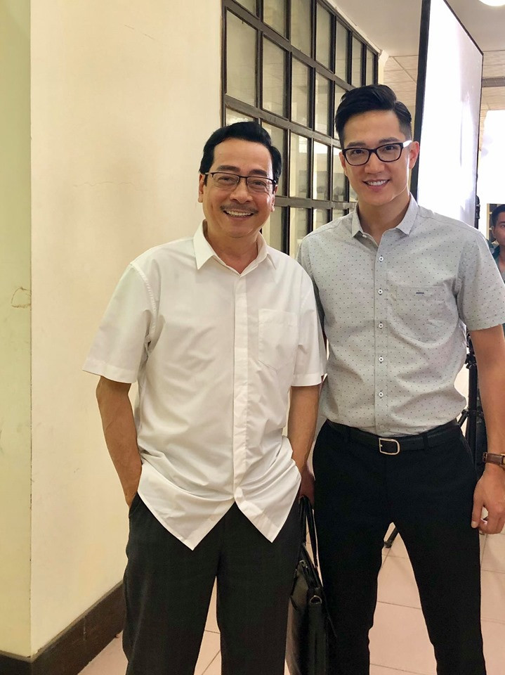 "Bố chồng của Anh Thư" trông càng trẻ trung khi diện áo sơ mi trắng.