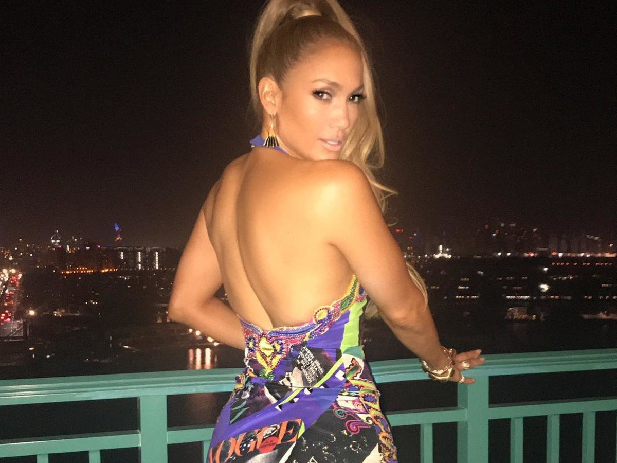 Jennifer Lopez nhiều lần khiến khán giả đỏ mặt bởi những trang phục mặc như không mặc của cô.