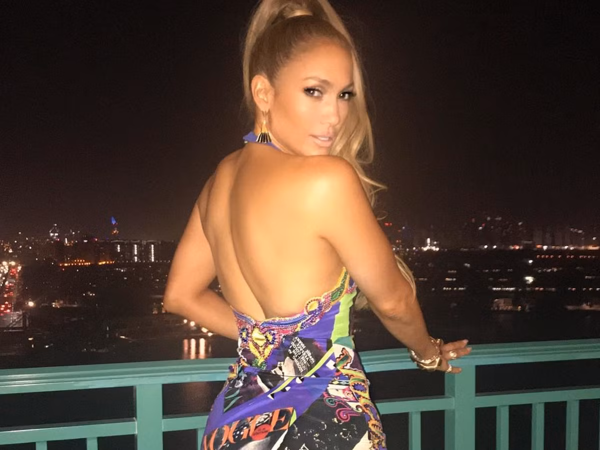 Jennifer Lopez nhiều lần khiến khán giả đỏ mặt bởi những trang phục mặc như không mặc của cô.