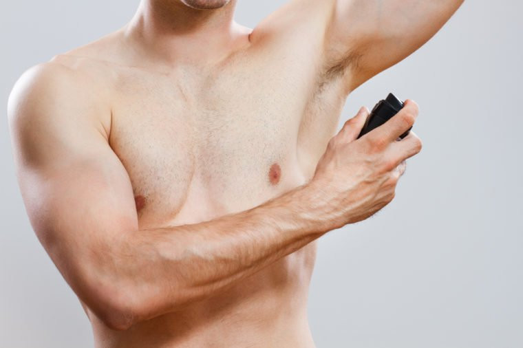 Sử dụng chất chống mồ hôi (lăn nách): Tin đồn về việc chất chống mồ hôi gây ung thư vú từng lan truyền khiến nhiều người hoang mang. Thực tế, Hiệp hội Ung thư Hoa Kỳ đã phủ nhận tin đồn này và cũng loại trừ khả năng thuốc chống mồ hôi có thể gây ra bệnh Alzheimer và bệnh thận.