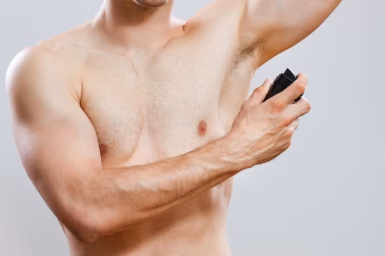 Sử dụng chất chống mồ hôi (lăn nách): Tin đồn về việc chất chống mồ hôi gây ung thư vú từng lan truyền khiến nhiều người hoang mang. Thực tế, Hiệp hội Ung thư Hoa Kỳ đã phủ nhận tin đồn này và cũng loại trừ khả năng thuốc chống mồ hôi có thể gây ra bệnh Alzheimer và bệnh thận.