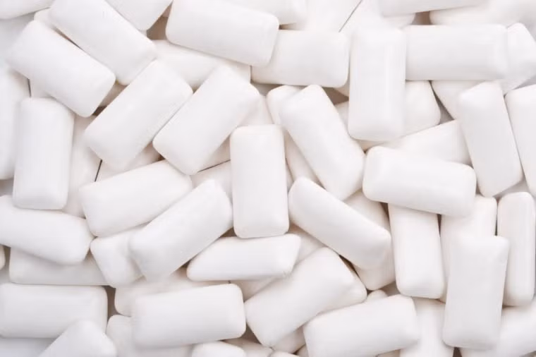 Nhai kẹo cao su: Thói quen này có thể làm tăng nguy cơ sâu răng nhưng nếu bạn ăn kẹo cao su không đường, bạn thực sự có thể giảm nguy cơ sâu răng cũng như làm chậm sự tích tụ mảng bám. Ảnh: Shutterstock.