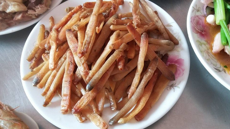 Sá sùng có da trơn nhẵn, thay đổi theo màu sắc môi trường. Khi còn tươi, sá sùng có độ dài khoảng 5 đến 10 cm, cá biệt có con dài đến 15-40 cm, đường kính 20 cm, nặng từ 1 đến 3 kg.