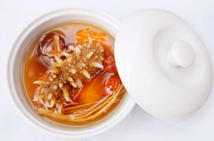 Tác dụng bổ thận, tráng dương, ích tinh, có lợi cho chuyện phòng the là một trong những lợi ích tuyệt vời mà hải sâm mang lại. Người ta thường kết hợp hải sâm cùng với các nguyên liệu và các vị thuốc khác để điều chế thành các món ăn, bài thuốc đem lại nhiều lợi ích cho sức khỏe. Nguồn ảnh: Internet.