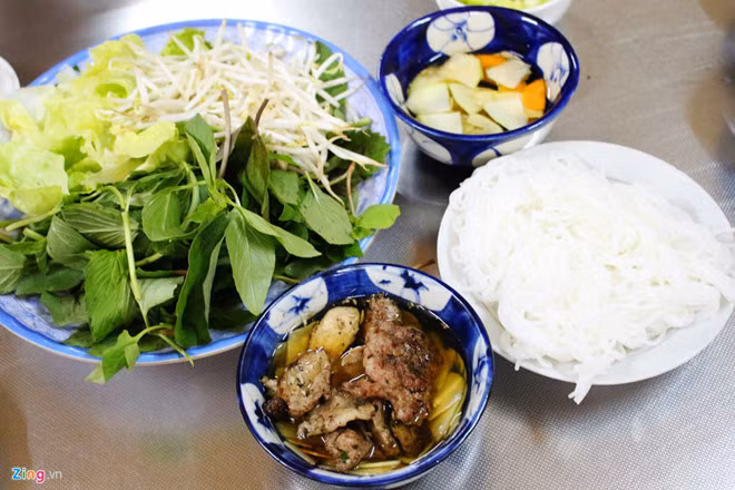 Bún chả: Đây là món ăn đặc trưng của người Hà Nội với hương vị thơm ngon đặc biệt. Bún chả có thịt, gồm có thịt ba chỉ (ba rọi), thịt băm, tất cả được tẩm ướp đúng điệu và nướng vàng trên than củi đỏ rực. Ảnh: Zing.