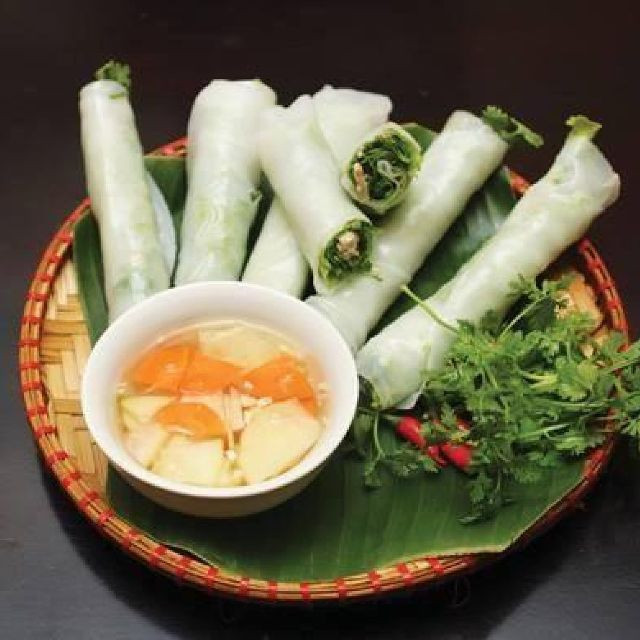 Phở cuốn thường chấm với nước mắm giấm ớt chua ngọt kèm vài lát đu đủ xanh. Vị ngọt bùi của thịt bò xào và phở cộng chút mằn mặn của nước chấm càng thăng hoa hơn với mùi thơm của thịt bò lăn và mùi thơm thanh mát của các loại rau thơm. Ảnh: Foody.