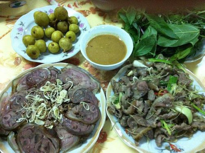 Tương là món ngon thông dụng hàng ngày, nhà nào cũng có thể tự làm lấy để dùng quanh năm, vừa rẻ, vừa bổ, lại tiện lợi và cũng rất "lành", có thể làm món ăn kiêng. Tương là thứ nước chấm không thể thiếu được trong nhiều món ăn trở thành " khoái khẩu" của nhiều thực khách: đậu phụ chấm tương, trám đen om trộn tương, thịt bê thui chấm tương gừng...Ảnh: Internet.