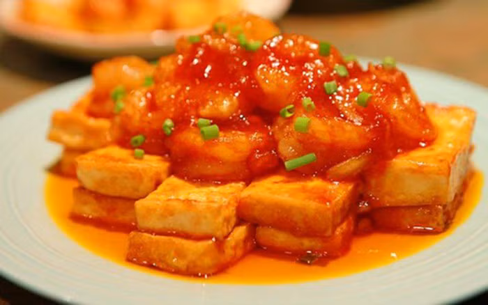 Đậu phụ nơi đây có hai loại sản phẩm truyền thống, đó là: đậu trắng và đậu nướng. Với đậu trắng thì giá rẻ hơn chút ít so với đậu nướng, tuy vậy, chất lượng đậu nướng có vẻ thơm ngon hơn. Ảnh: Internet.