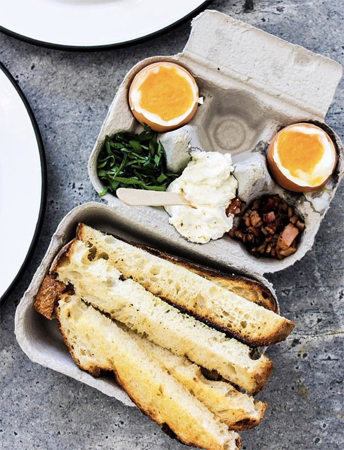 Trứng gà phục vụ trong hộp giấy carton.