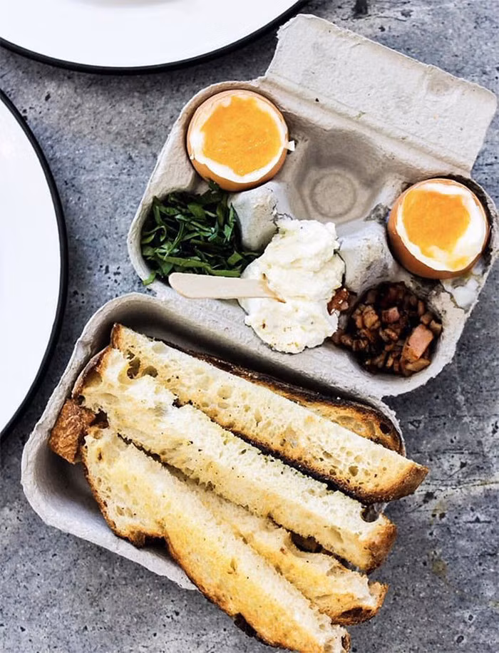 Trứng gà phục vụ trong hộp giấy carton.