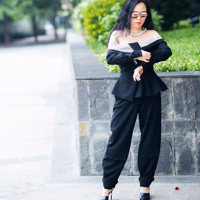 Theo bạn outfit này nhận được bao nhiêu điểm với thang điểm 10? Có lẽ thay quần túi hộp thành quần ống loe sẽ đẹp hơn, sang trọng và nữ tính hơn.