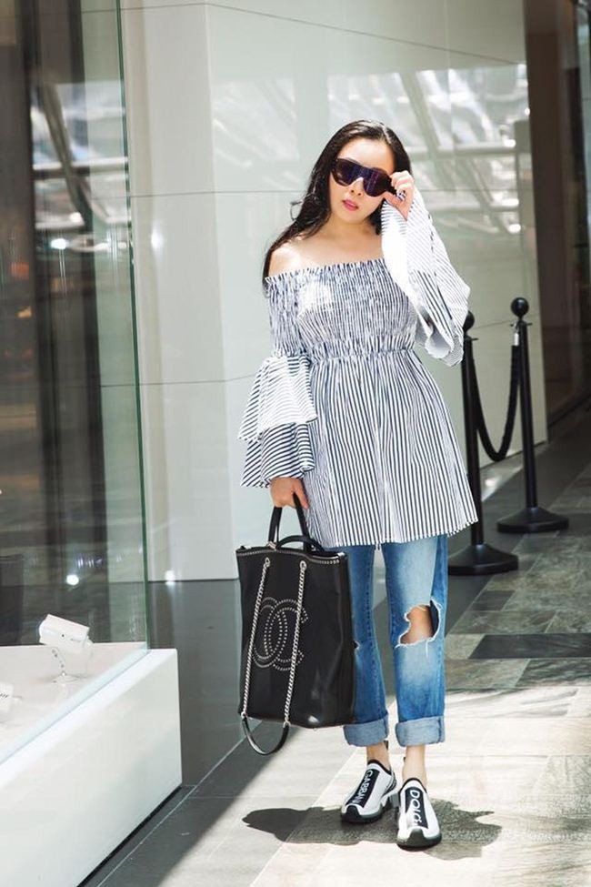 Phong cách thời trang đường phố cũng dát đồ hiệu kín cả người nhưng không được đánh giá cao. Đôi chân của cô ngắn đi nhiều khi mặc áo dáng dài giả váy, bo chun phần thân trên. Giày thể thao Dolce&amp;Gabbana nên được thay thế bằng đôi giày loafer sẽ hợp hơn. Túi Chanel bản lớn và mắt kính cùng tông đen luôn hợp với bất kỳ outfit nào.